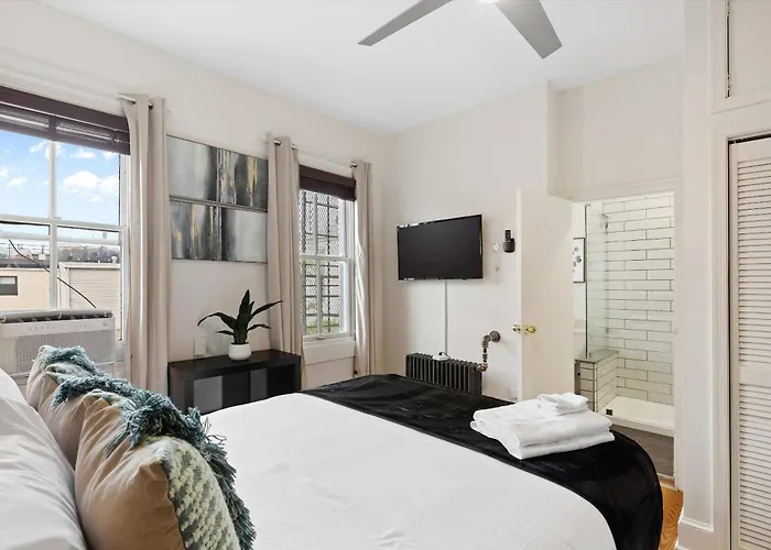 Chic 1-Br Loft Nestled Between Dupont & Logan